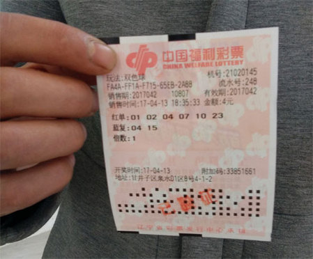 萧海龙与有荣焉，连忙迎了上来，说道：若琳，你今天真漂亮，快请进来吧，都已经准备好了